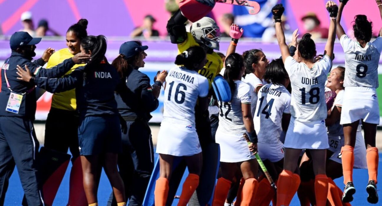 Indian men's hockey team gives guard of honor to bronze medalist women's hockey team